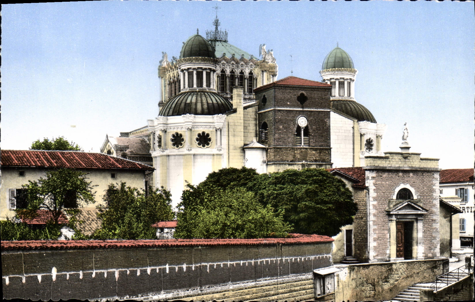 CPA La Basilique et l'Ancienne Eglise d'Ars Ain 