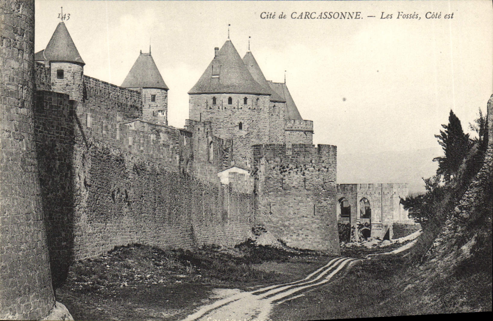 Cité de CARCASSONNE — Les Fossés, Côté est — Éditeur inconnu, n° 143