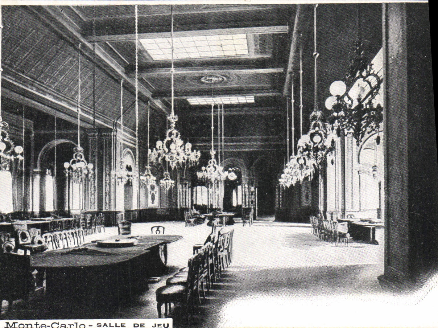 Monte-Carlo - SALLE DE JEU — vue intérieure d'une salle de jeux élégante avec lustres et tables