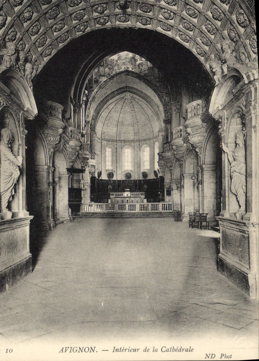 CPA Avignon interieur de la cathedrale 