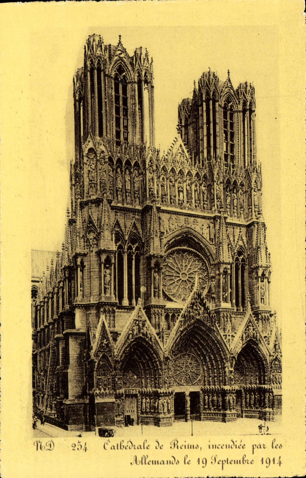 Cathédrale de Reims — incendiée par les Allemands le 19 Septembre 1914 — ND 254