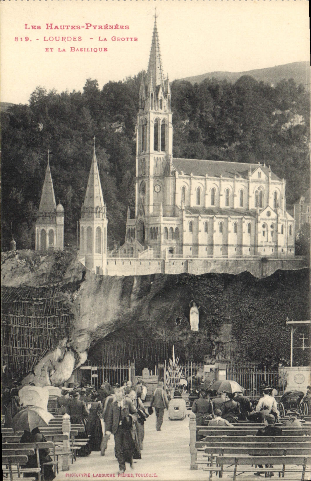 CPA Les hautes Pyrenees Lourdes la grotte et la Basilique 