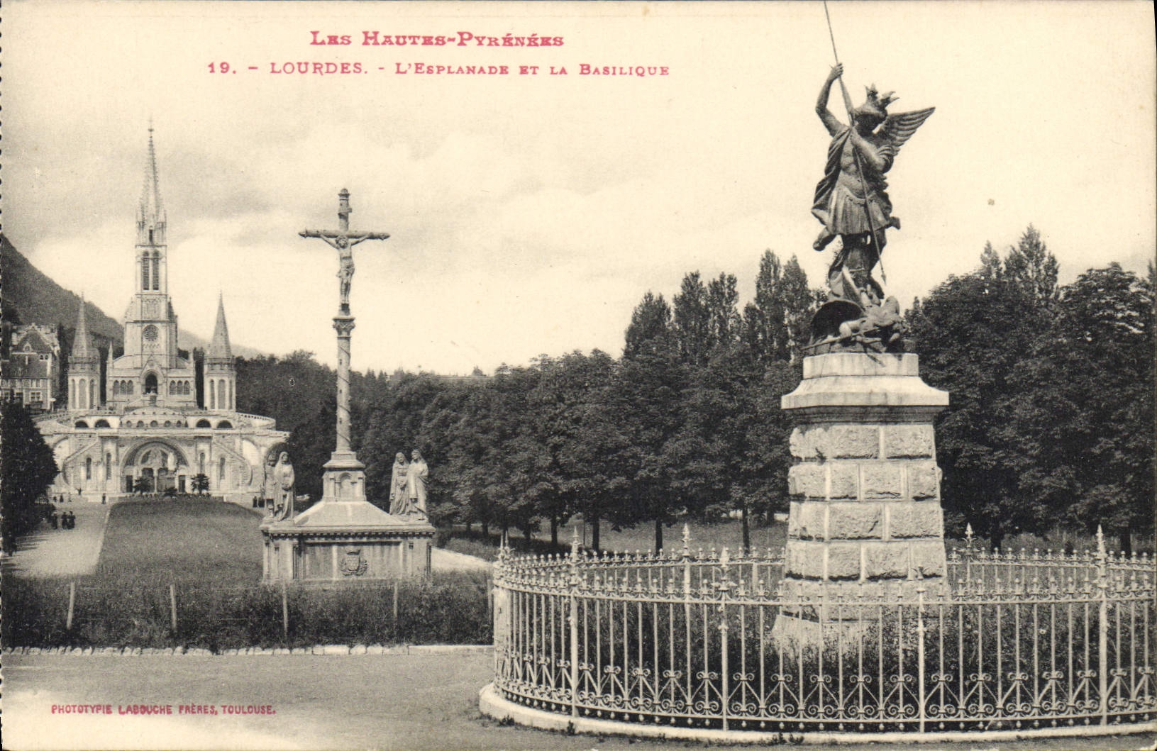 CPA Les hautes Pyrenees Lourdes l'esplanade et la Basilique 