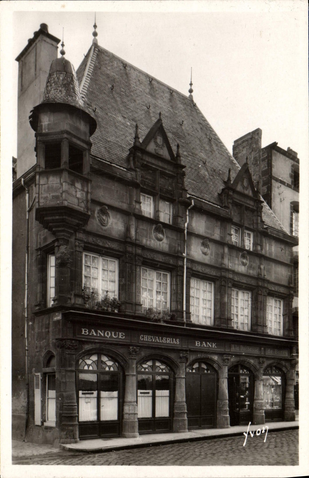 CPA Riom Puy de Dome maison des Consuls 1527 Banque Chevalerias Bank