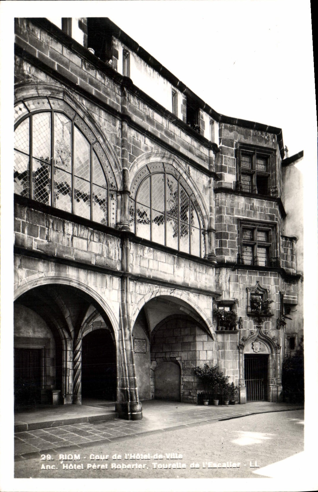 Riom - Cour de l'Hôtel-de-Ville — Ancien Hôtel Péret-Robertet, Tourrelle de l'Escallar — LL