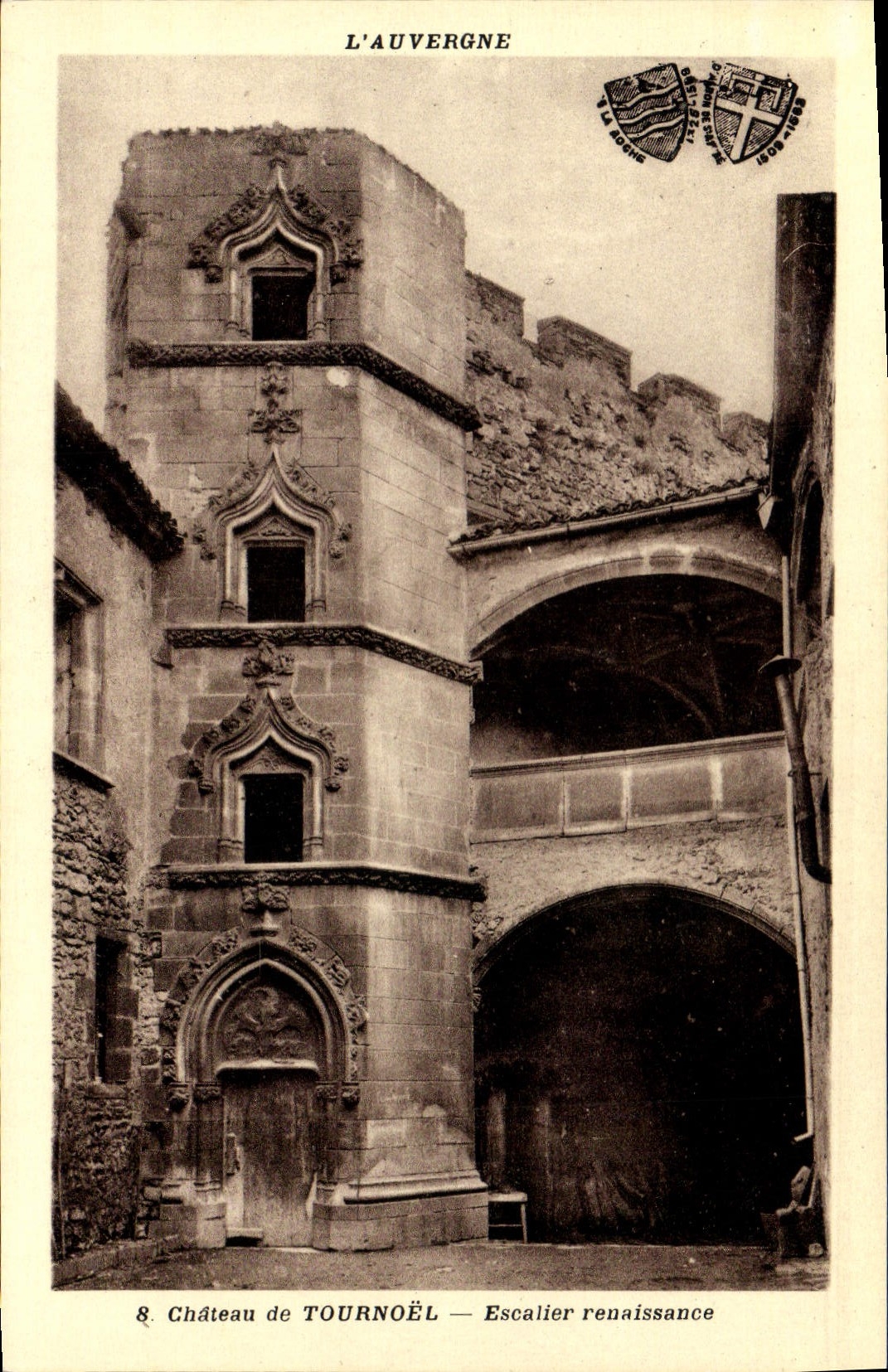 CPA L'Auvergne chateau de Tournoel escalier renaissance 