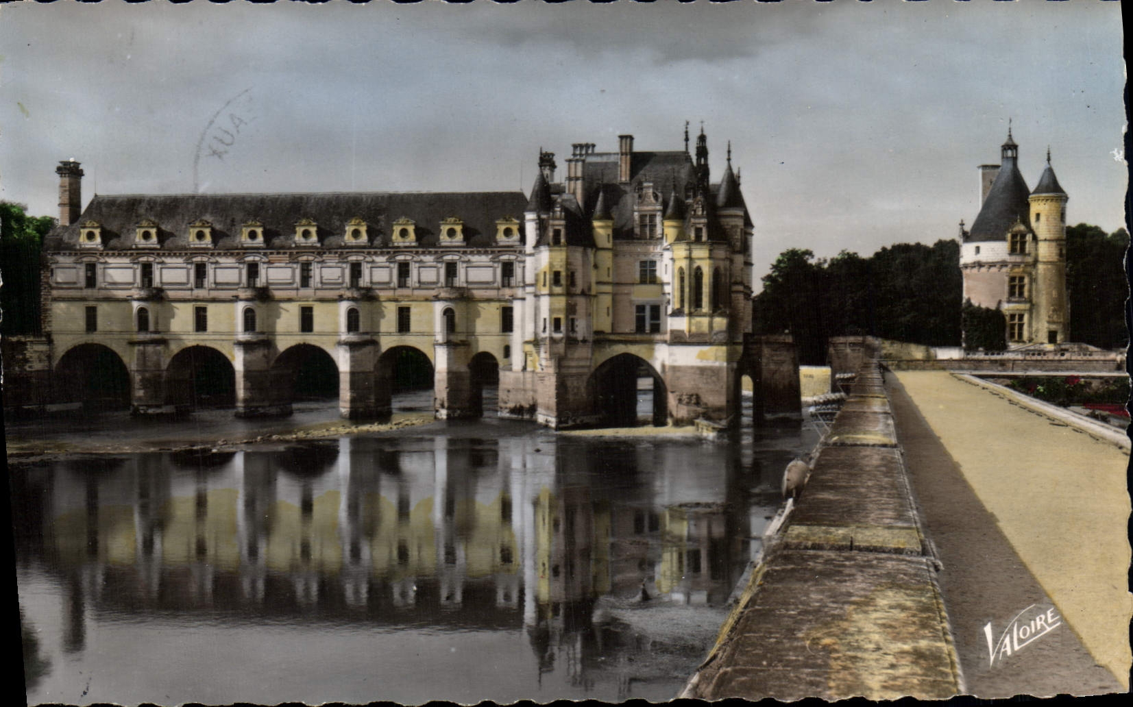 CPA Chenonceaux Indre et Loire le chateau et son reflet dans le Cher a droite la tour des Marques 