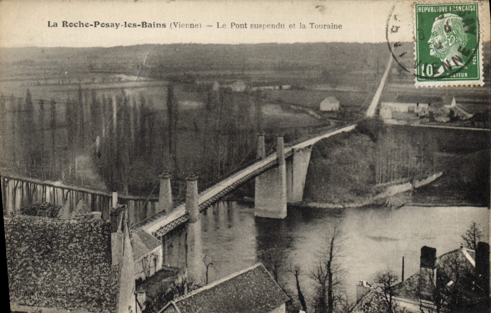 La Roche-Pesay-les-Bains (Vienne) — Le Pont suspendu et la Touraine — Bonne photographie