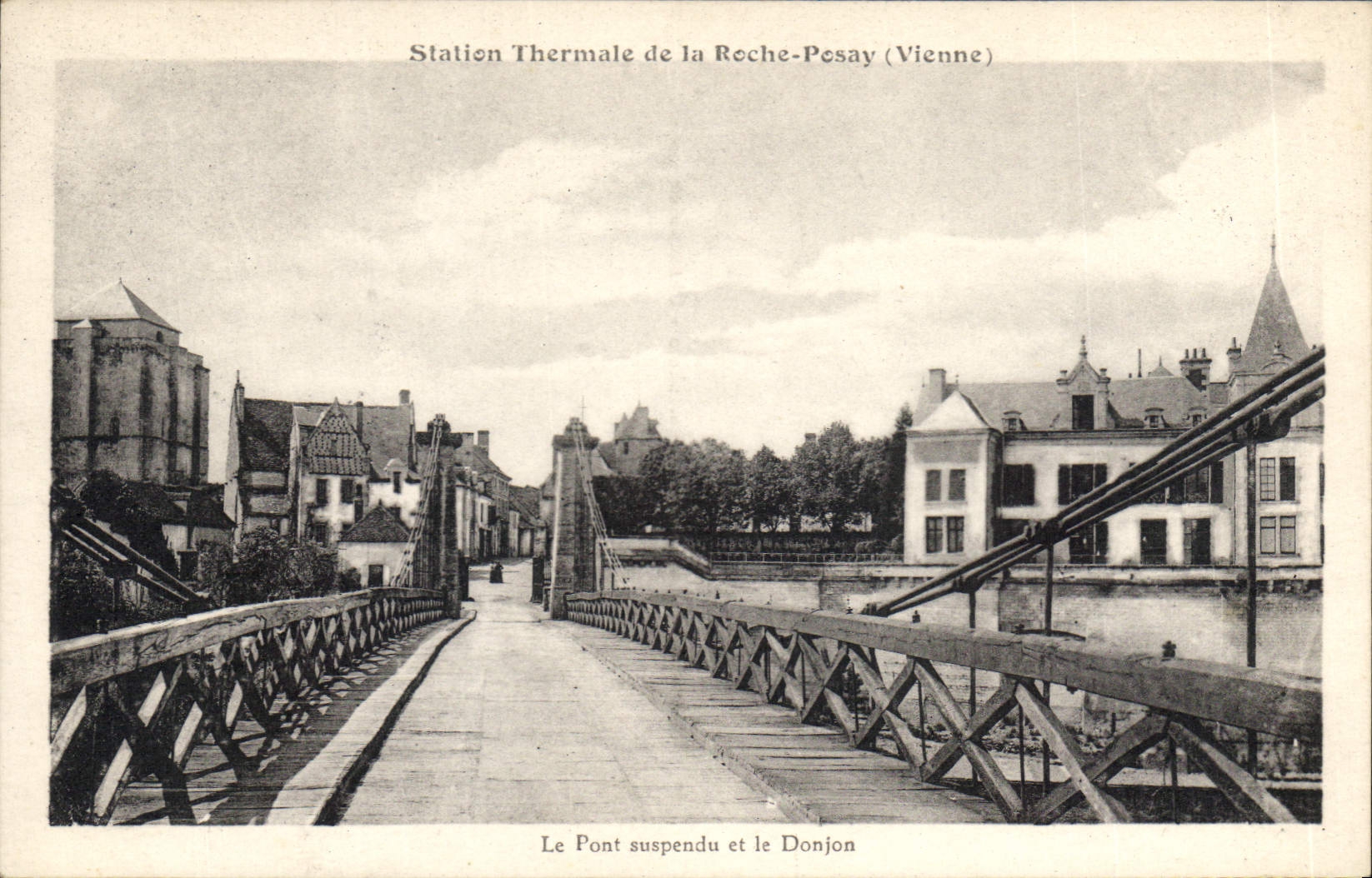 Station Thermale de la Roche-Pesay (Vienne) — Le Pont suspendu et le Donjon