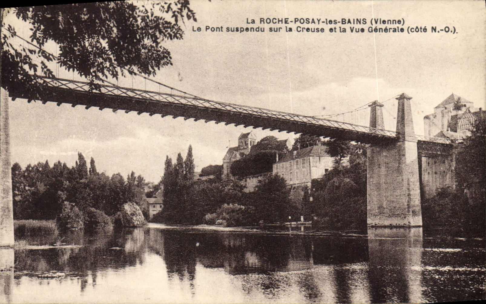 La ROCHE-POSAY-les-BAINS (Vienne) — Le Pont suspendu sur la Creuse et la Vue Générale (côté N.-O.)