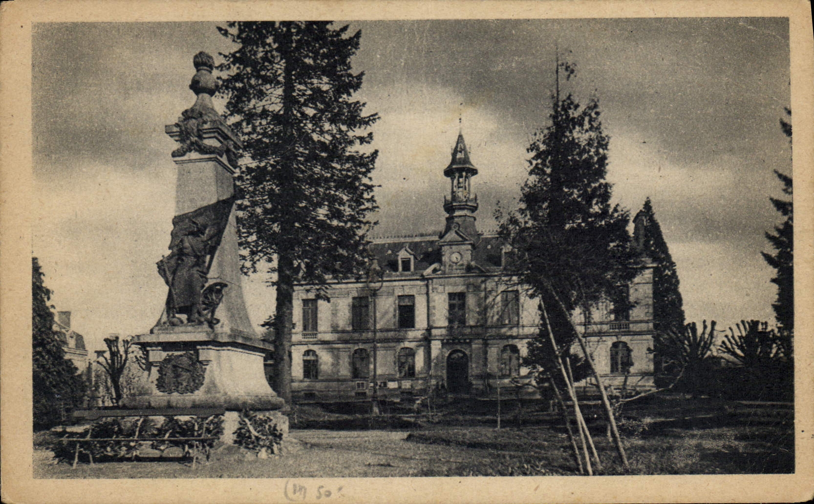 CPA St Yrieix H V L'Hotel de Ville et le Monument aux Morts 