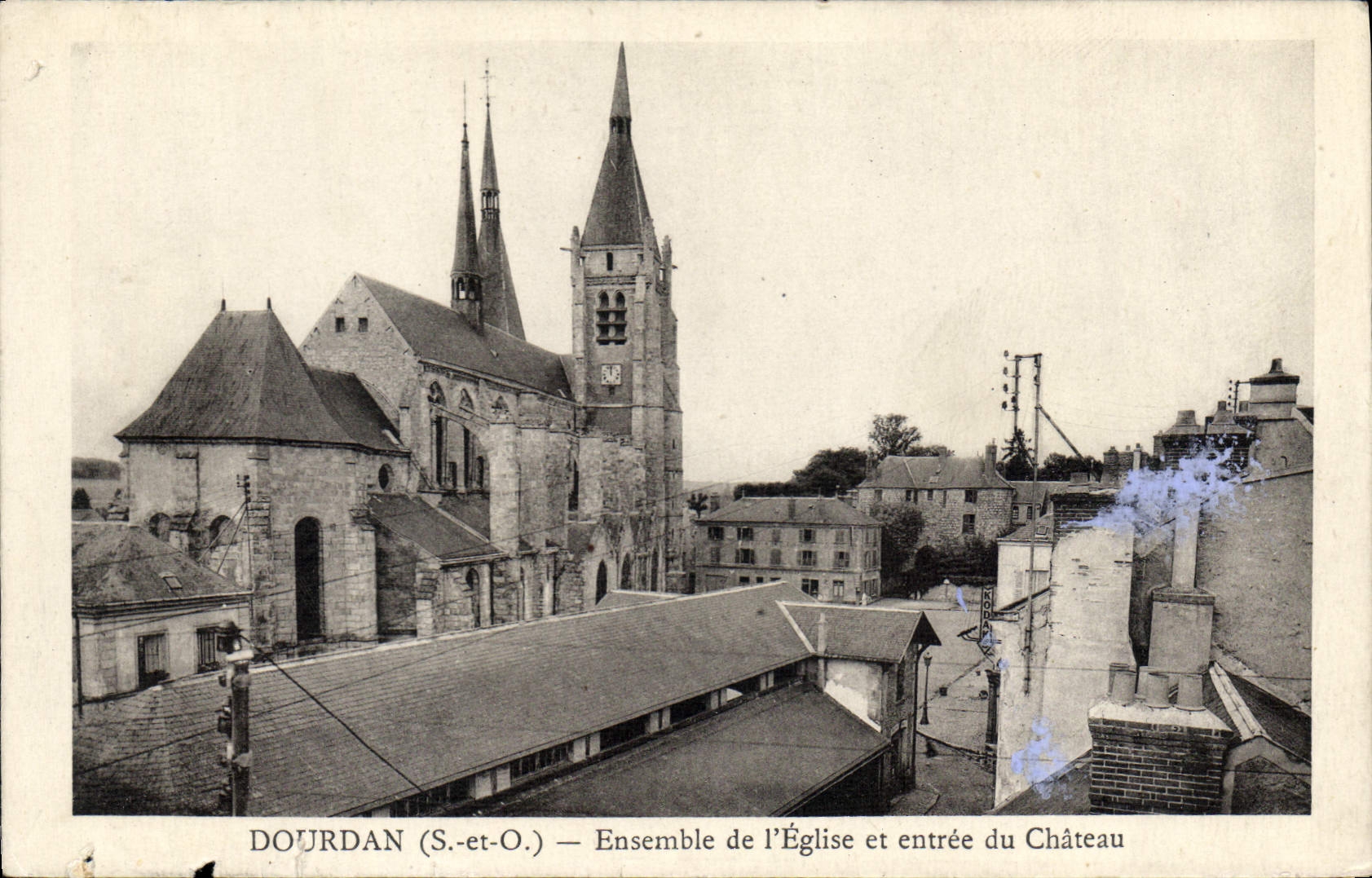 CPA Dourdan S et O Ensemble de l'Eglise et entree du Chateau 