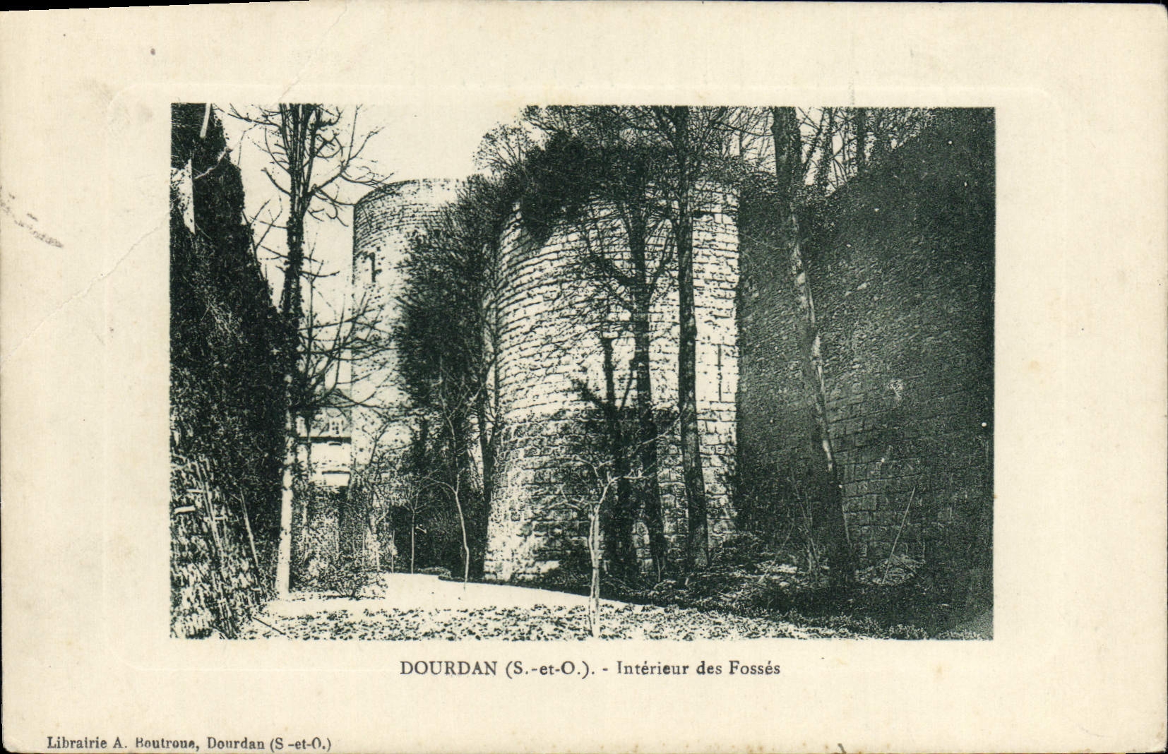CPA Dourdan S et O Interieur des Fosses 