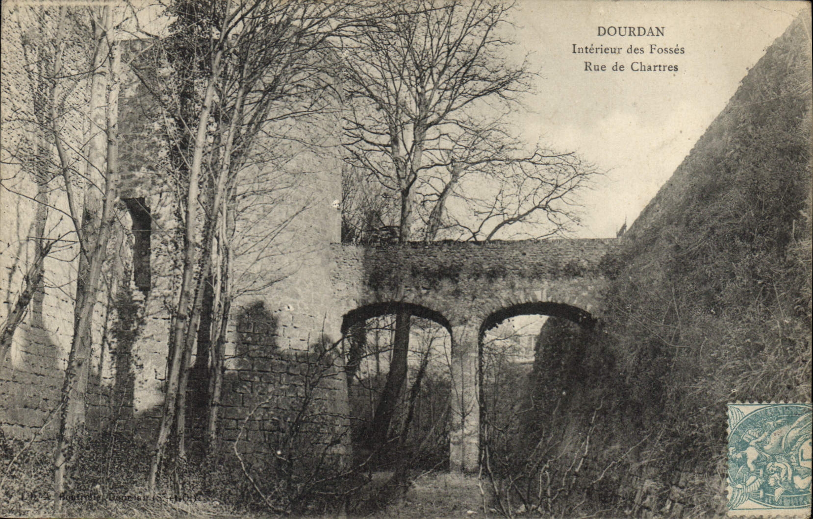 CPA Dourdan S et O Interieur des Fosses Rue de Chartres 