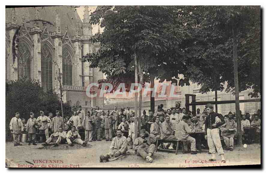CPA Vincennes Interieur de Chateau Port Militaria