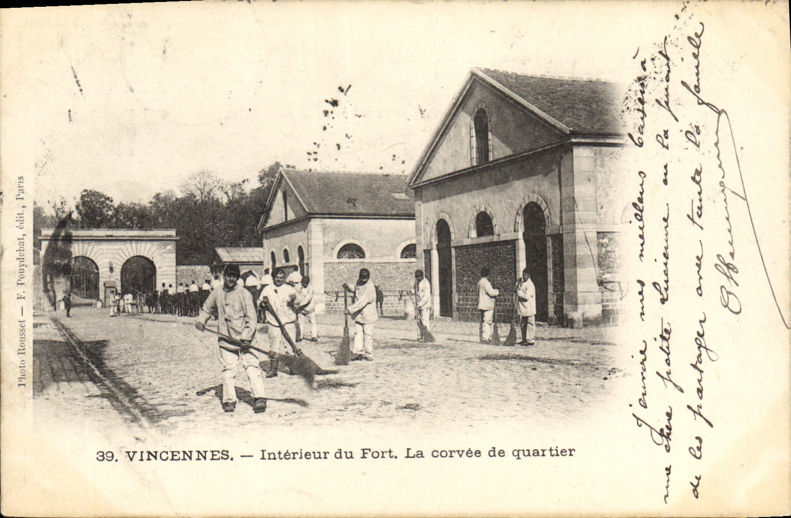 Vincennes — Intérieur du Fort. La corvée de quartier — Photo Bonnset, édit. F. Ponychiat, Paris, n°39