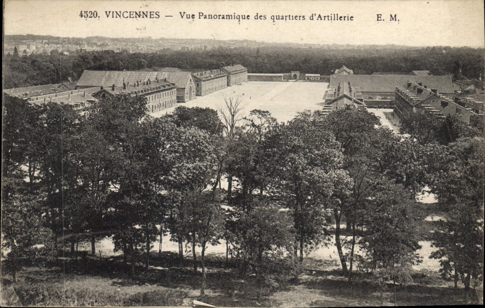CPA Vincennes Vue panoramique des Quartoers d'Artillierie Militaria