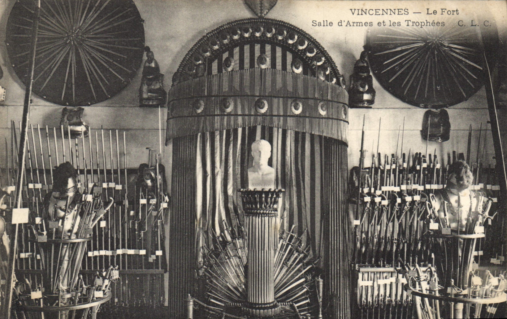 Vincennes — Le Fort Salle d'Armes et les Trophées — C. L. C.