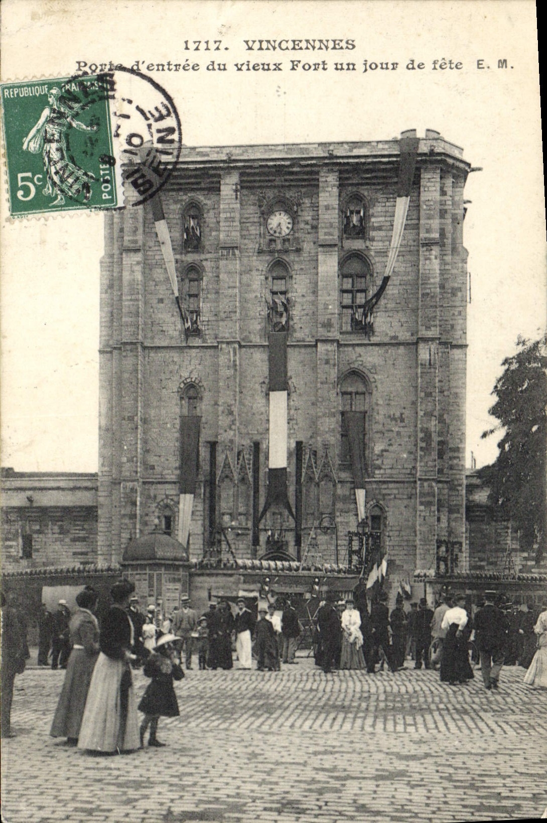 Vincennes — Porte d'entrée du vieux Fort un jour de fête — E.M.