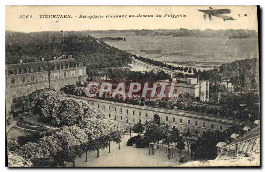 CPA Vincennes Aeroplane evoluant au dessus du Polygone Avion Aviation