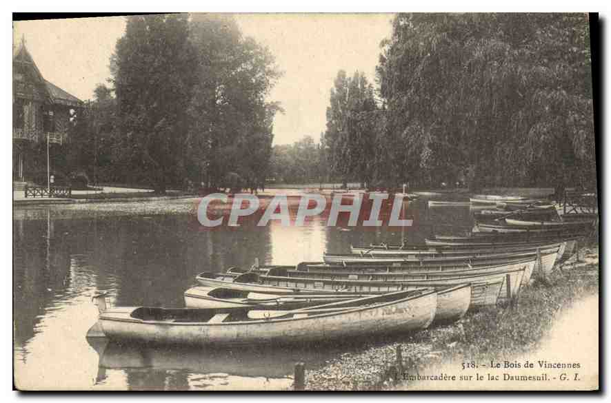 CPA Le Bois de Vincennes Embarcadere sur le lac Daumesnil Bateaux