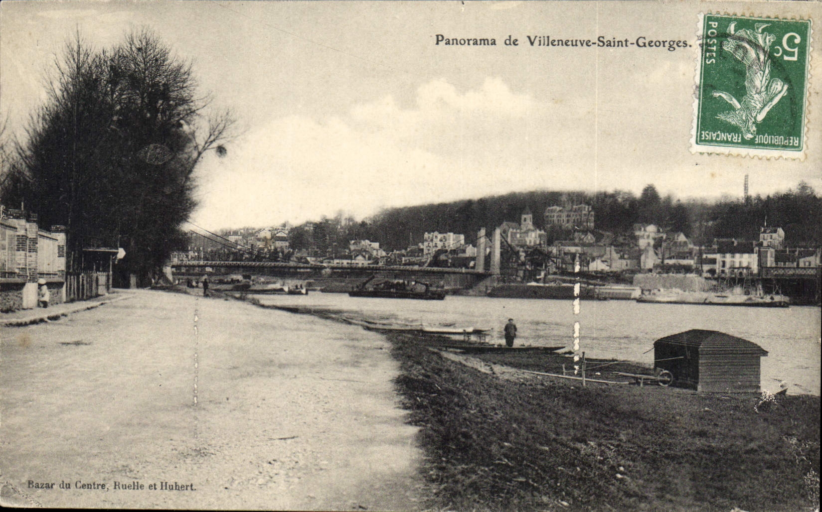 Panorama de Villeneuve-Saint-Georges — Bazar du Centre, Ruelle et Huhert — éditeur inconnu, n° de série non visible