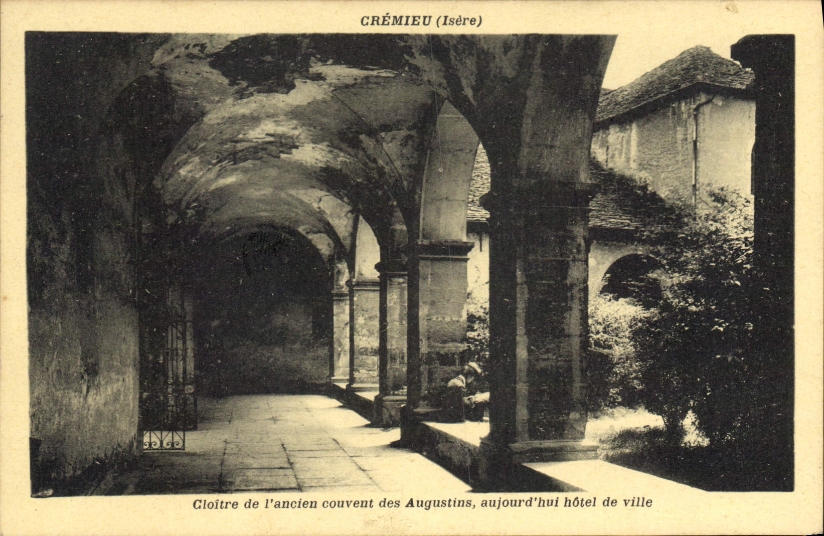 CPA Cremieu Isere Cloitre de l'ancien couvent des Augustins aujourdhui hotel de Ville 