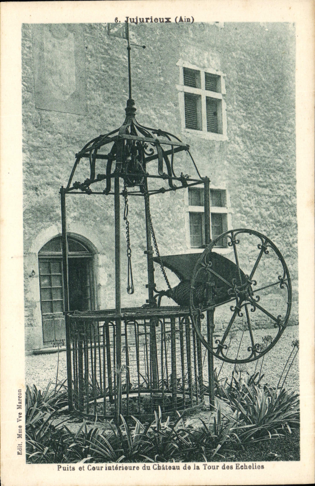 CPA Jujurieux Ain Puits et Cour interieure du Chateau de la Tour des Echelles 