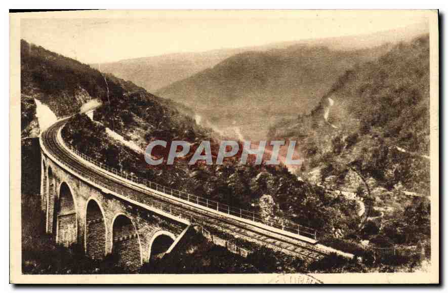 CPA L'Auvergne Ligne d'Ambert a la Chaise Dieu Viaduc du Merle et route de la Chaise Dieu 