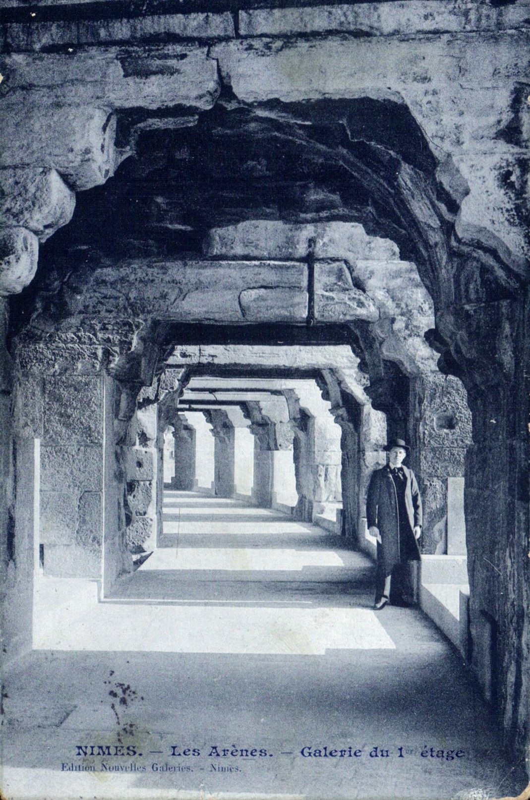Nîmes — Les Arènes — Galerie du 1er étage — Édition Nouvelles Galeries