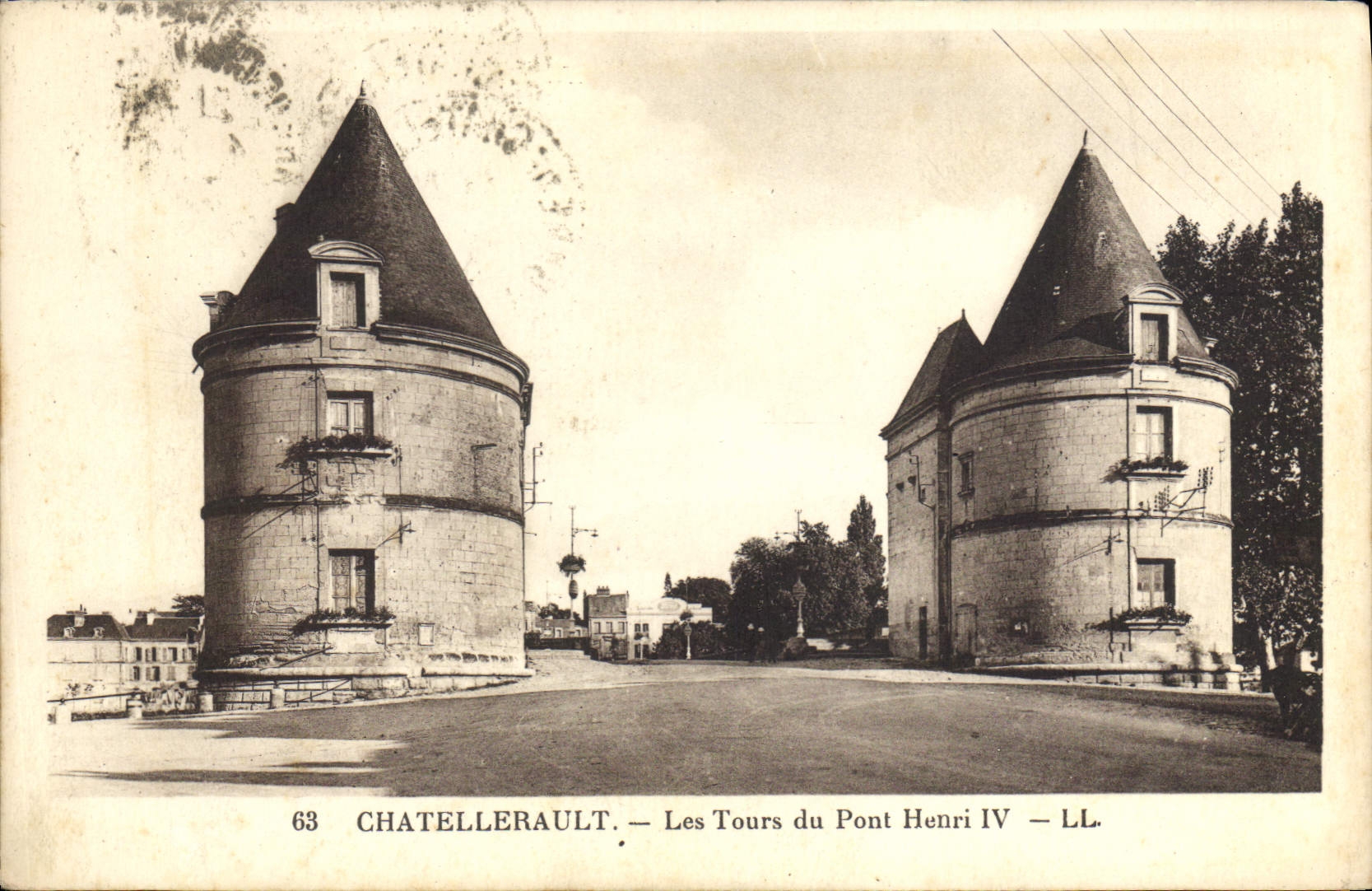 CPA Chatellerault Les Tours du Pont Henri IV 