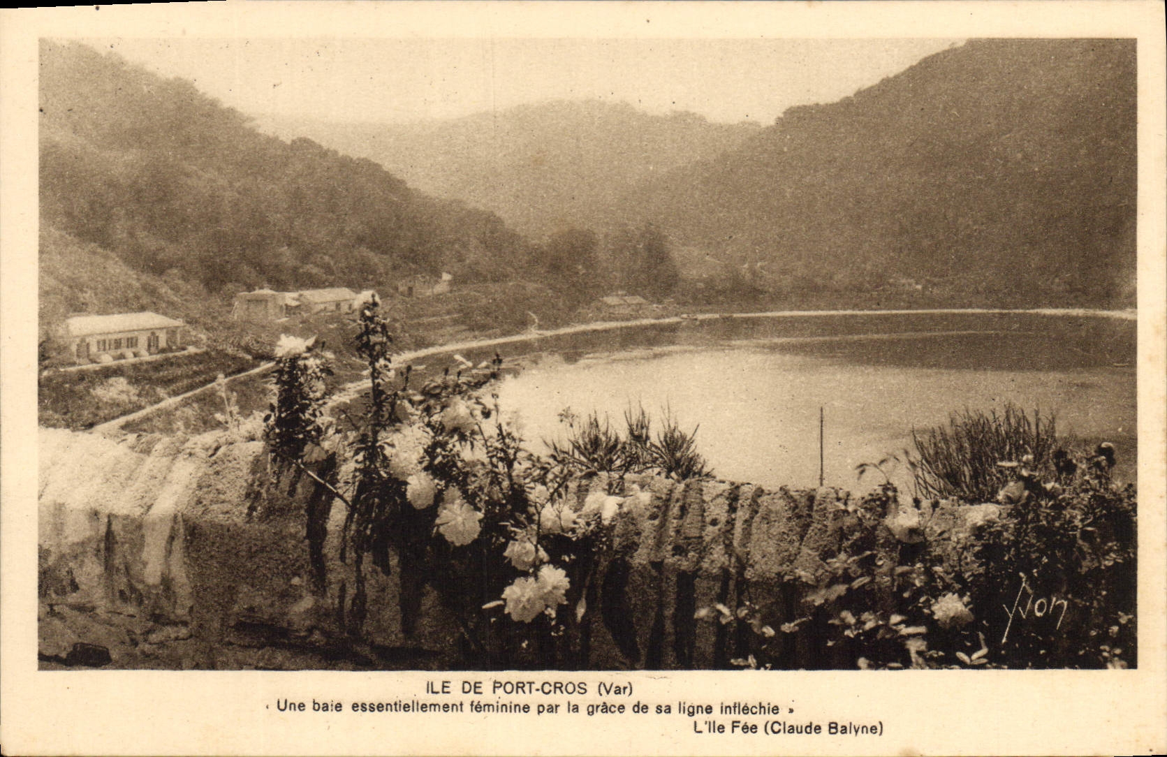 Ile de Port-Cros (Var) — Une baie essentiellement féminine par la grâce de sa ligne infléchie — L'Île Fée (Claude Balyne)
