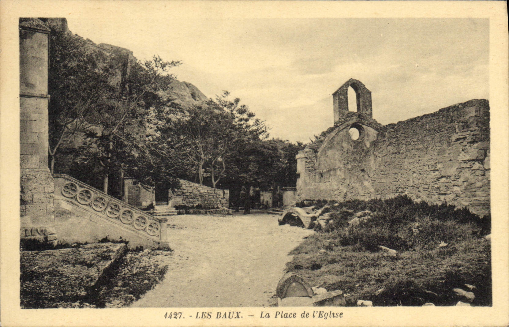 Les Baux - La Place de l'Église — Éditeur Cigoges, n° 1427