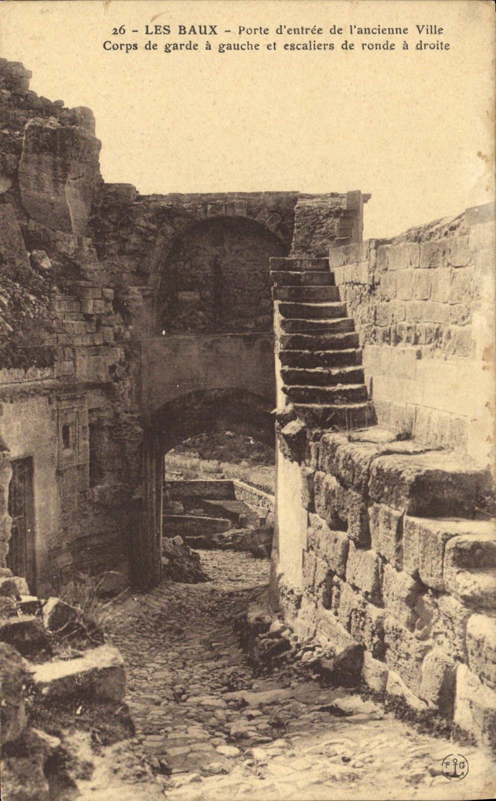 Les Baux - Porte d'entrée de l'ancienne Ville — Corps de garde à gauche, escaliers de ronde à droite — n°26
