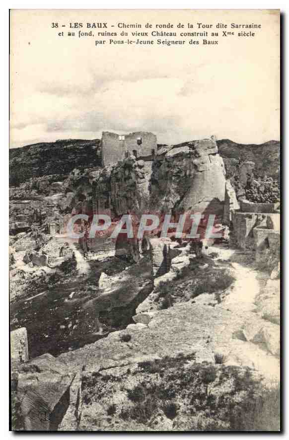 CPA Les Baux Chemin de ronde de la Tour dite Sarrasine et au fond ruines du vieux Chateau Pons le Je