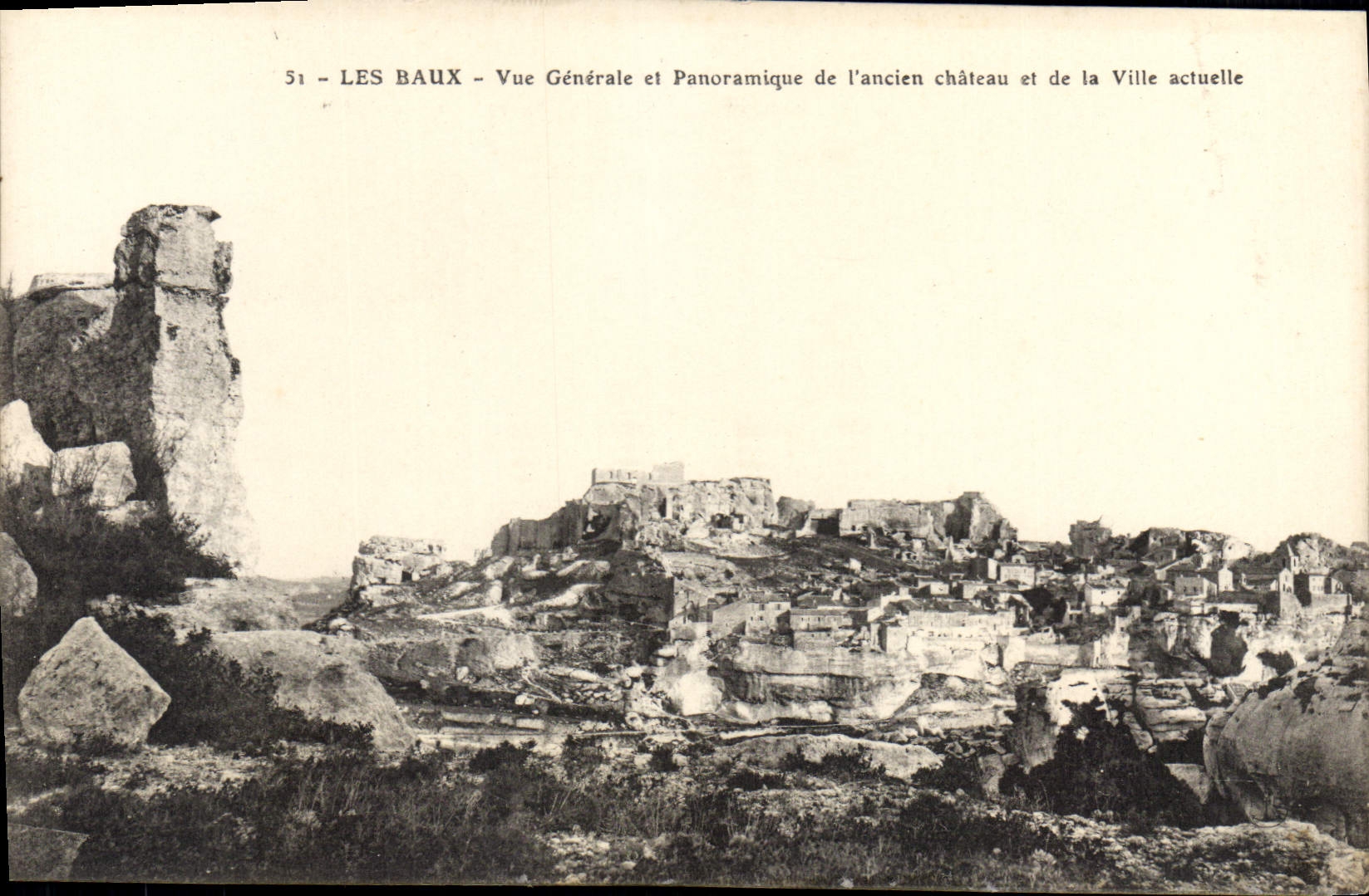 Les Baux - Vue Générale et Panoramique de l'ancien château et de la Ville actuelle — série 51