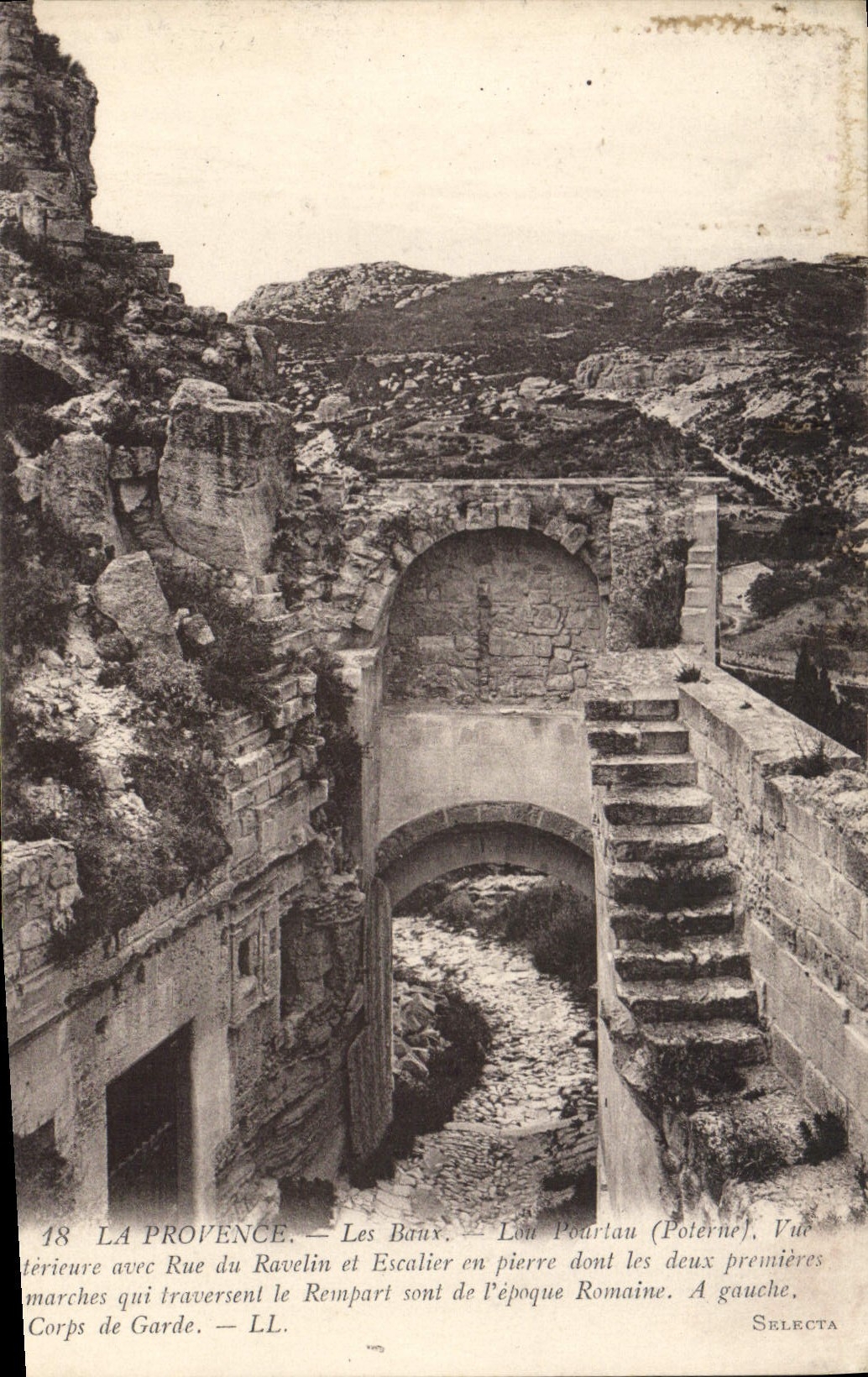 CPA La Provence Les Baux Pourlan Poterne Corps de Garde 