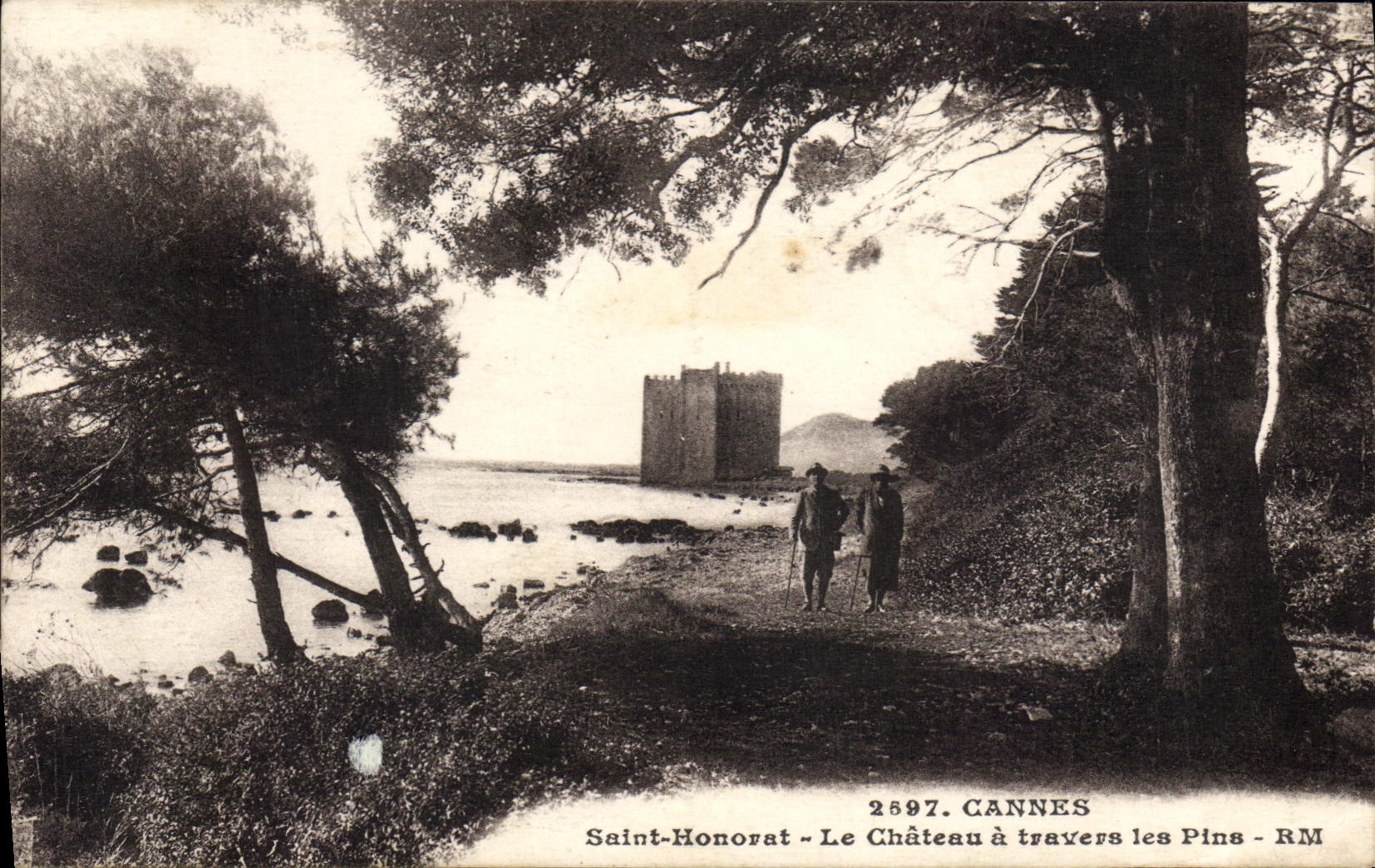 CPA Cannes Saint Honorat Le Chateau a travers les Pins 