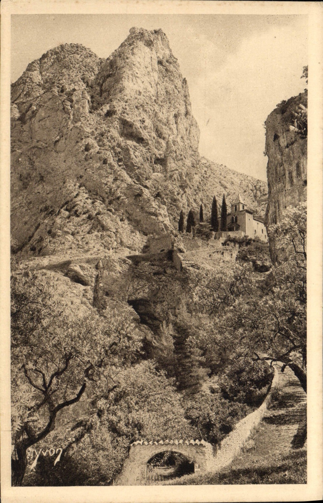 Moustiers-Ste-Marie et la Chapelle de Beauvoir — fondée par Charlemagne — Édition d'Art YVON