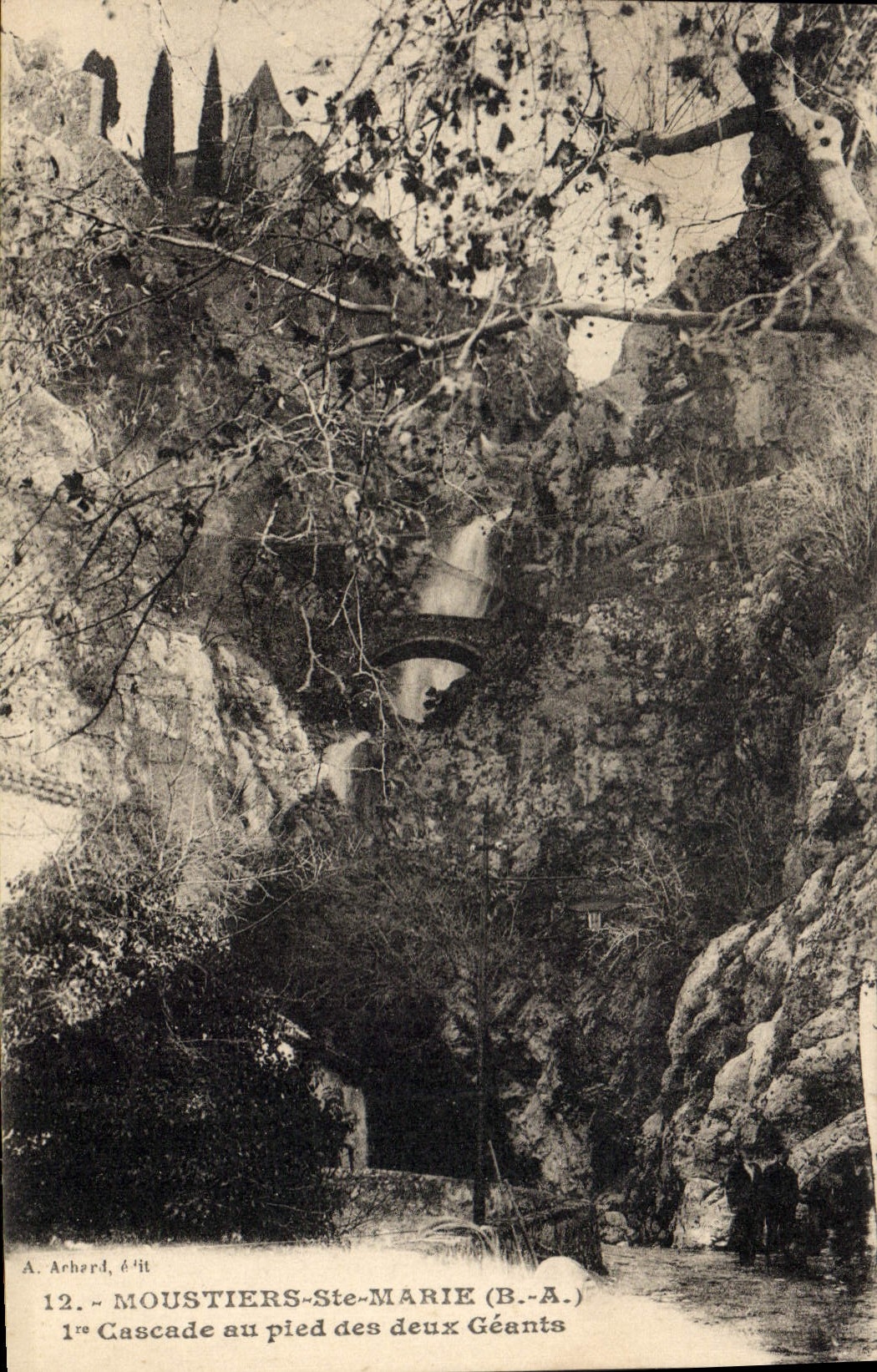 Moustiers-Sainte-Marie (B.A.) — 1ère cascade au pied des deux Géants — A. Achard, édit.
