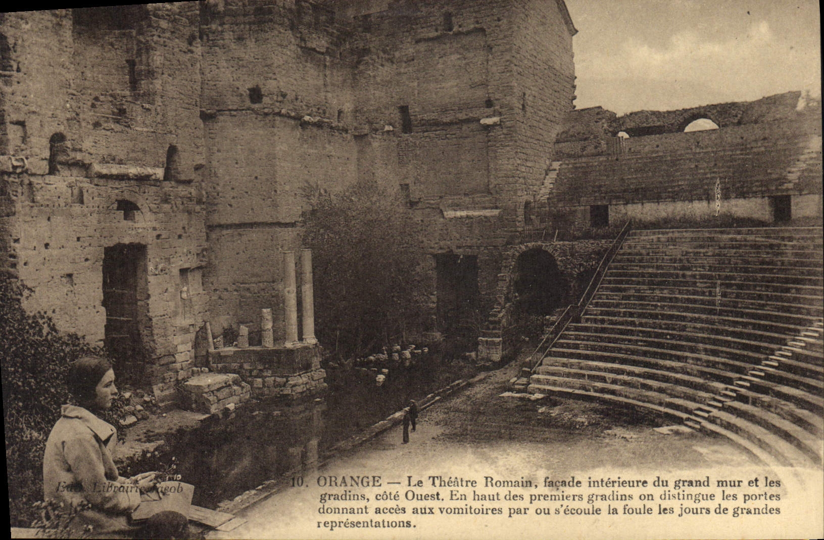 Orange — Le Théâtre Romain, façade intérieure du grand mur et les gradins côté Ouest