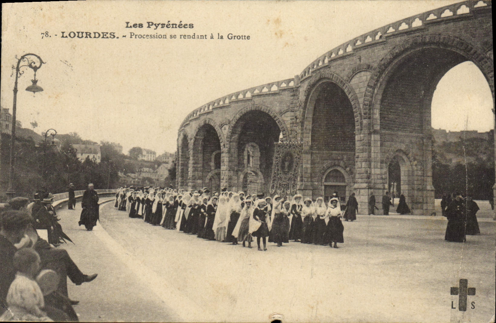 CPA Les Pyrenees Lourdes Procession se rendant a la Grotte 