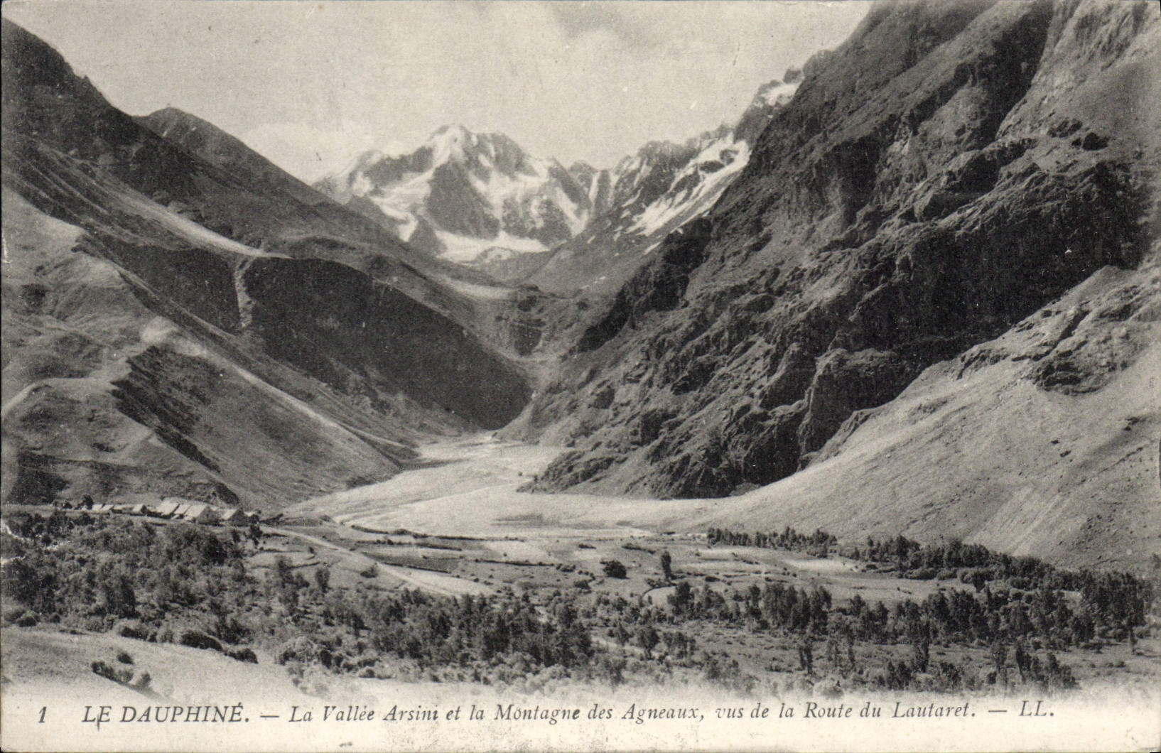 CPA Le Dauphine La Vallee Arsim et la Maontagne des Agneaux vus de la Route du Lautaret 