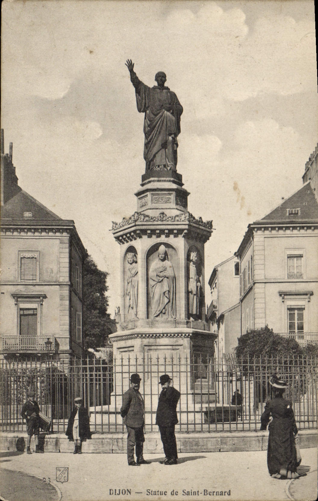 CPA Dijon Statue de Saint Bernard 