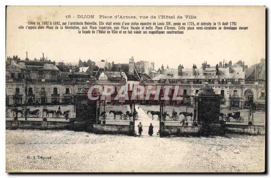 CPA Dijon place d'Armes vue de l'hotel de ville creee de 1682 1692 par l'architecte Noinville elle e