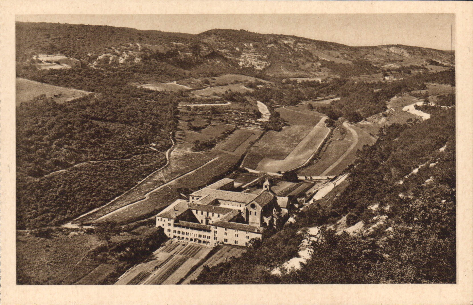 CPA Abbaye de Senanque Gordes Vaucluse vue generale cote Sud vue plongeante 