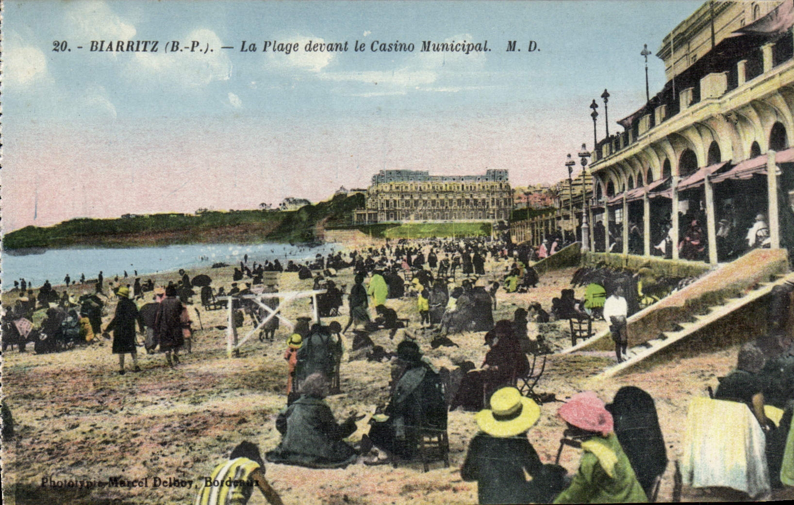 Biarritz (B.-P.) — La Plage devant le Casino Municipal — Phototypie Marcel Delbey, Bordeaux