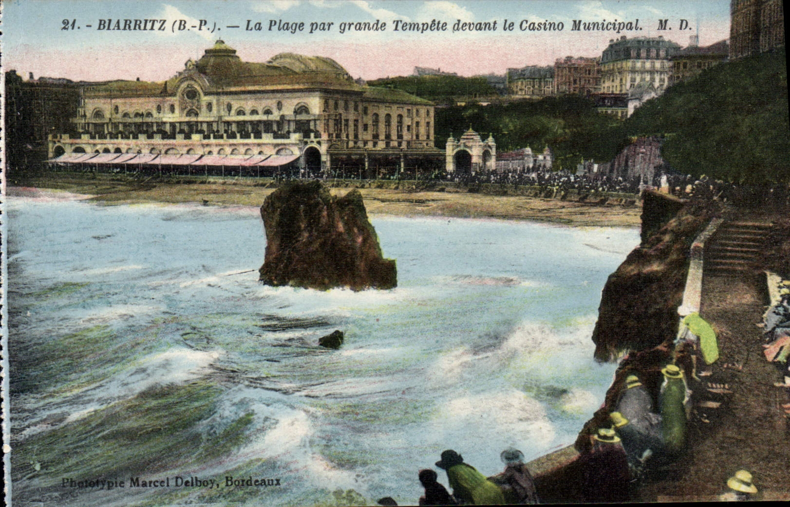 CPA Biarritz B P la plage par grande Tempete devant le casino Municipal 