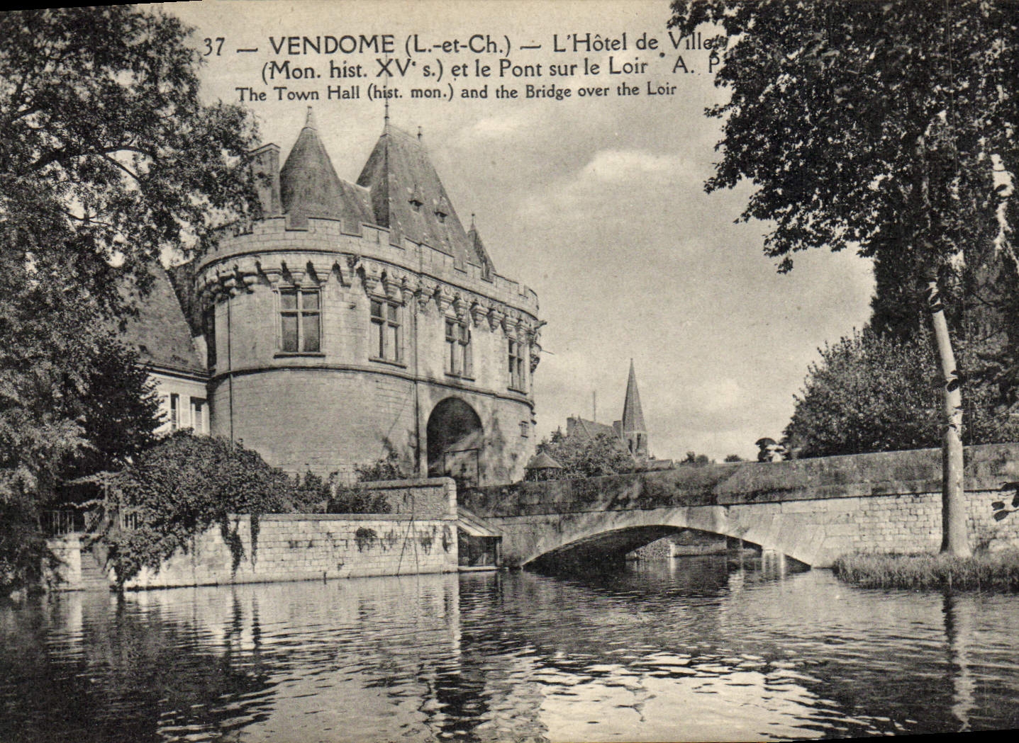 CPA Vendome L et Ch l'hotel de ville Mon Hist XV S et le pont sur le Loir 