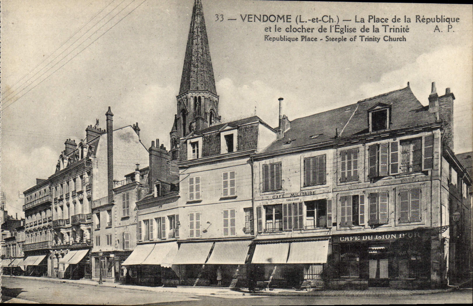 CPA Vendome L et Ch la place de la Republique et le clocher de l'eglise de la Trinite Cafe du Lion d